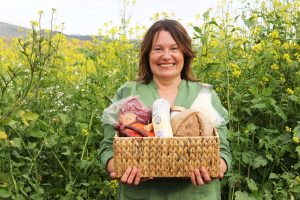 Claudia Hölbling mit Lebensmitteln heimischer Bauern