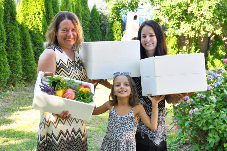 Claudia Hölbling und Laura Städtler mit den sicheren Versandlösungen von HIRSCH Porozell