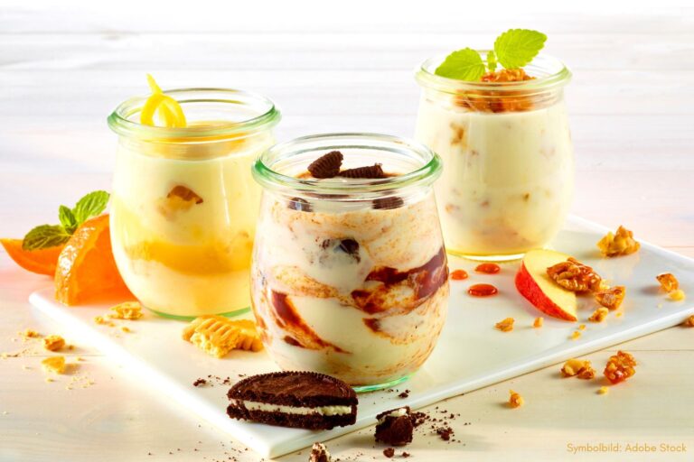 Topfentraum aus Ziegenmilch mit Früchten, Honig und Zitrone