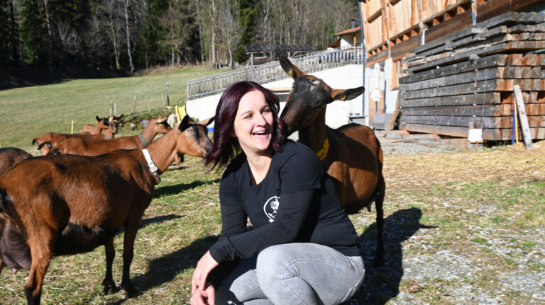 Katrin Schneider vom Schneiderhof in Dölsach mit einer ihrer Gemsfarbigen Gebirgsziegen