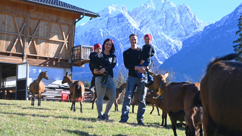 Katrin und Benjamin Schneider mit ihren Buben vor ihrem Stall in Dölsach