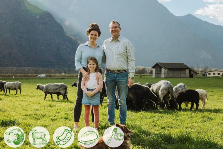 Monika Schönegger mit Thomas Zwischenberger und Tochter Lorena von der Schafzucht Zwischenberger in Osttirol