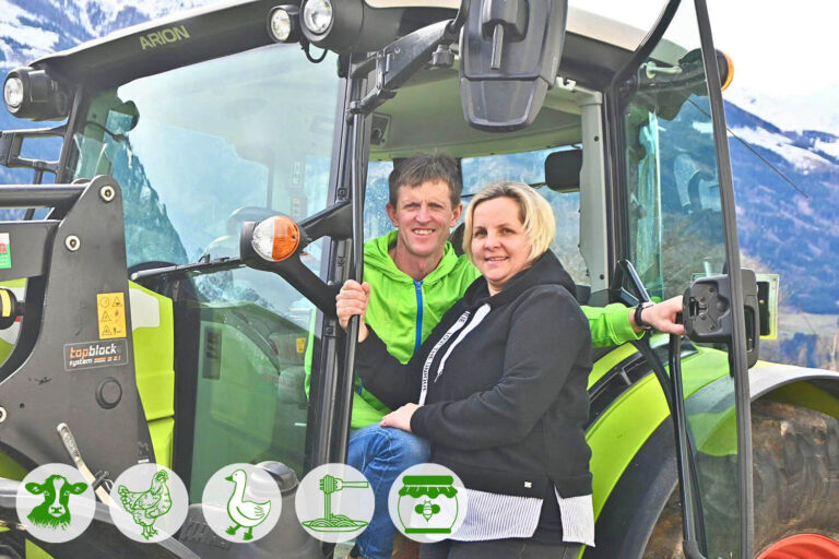 Philipp Gstinig und Gertraud Kurzthaler auf ihrem Biohof