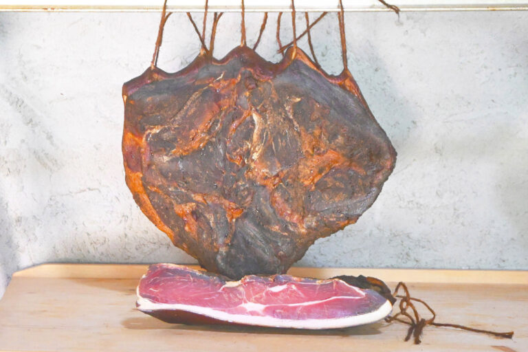 Ganzer Schinkenspeck vom Strohschwein von Gasslerspeck in Nikolsdorf